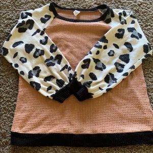 ❤️HOLD❤️ super cute sweater!!😍